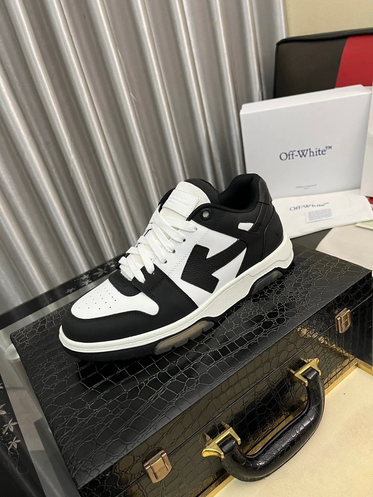 Men's shoes 💰600⌚️⌚️ OFF-White C/O VirGil Abloh fashionable and versatile casual shoes. Exclusive first release of the new model. Made of environmentally friendly cowhide leather and mesh fabric upper material. The insole is embedded with foam cushioning EVA material. The correct midsole is equipped with EVA lightweight cushioning. External tooth nail rubber outsole. The correct accessories can be customized simultaneously. Women's model: 35-40 Men's model: 39-45